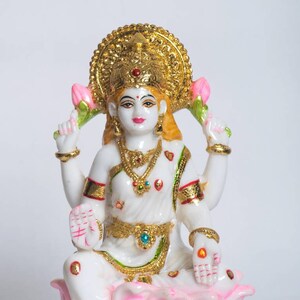 Maa Lakshmi (eller Laksmi) Intrikat handmålad idol med gyllene arbete - 18 cm - Hinduisk gudinna för rikedom, lycka, ungdom och skönhet