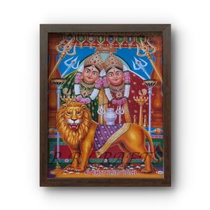 Può includere: Una stampa religiosa incorniciata con due donne incoronate con ghirlande floreali, su uno sfondo blu con dettagli ornati. Un leone dorato con un panno viola a motivi è in primo piano. La stampa include testo in lingua straniera.