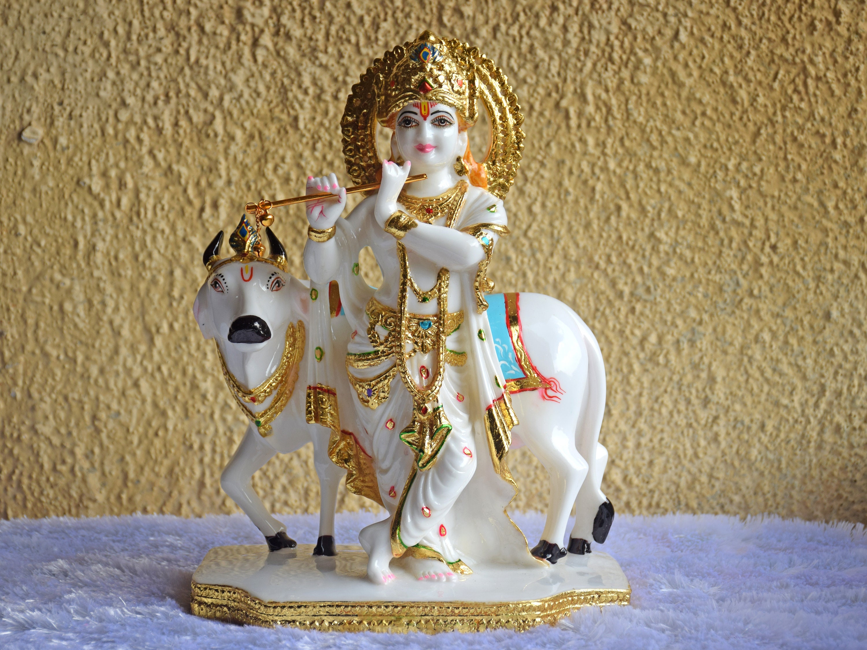 Sri Krishna JI 立っているクリシュナ ムルティが牛の横でフルートを