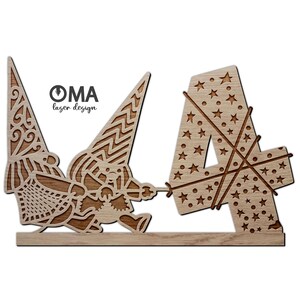 Könnte beinhalten: Holz-Laser-Schnitt-Dekoration eines Zwergs, der die Zahl 4 zieht. Die Zahl 4 hat Sternaussparungen. Der Zwerg hat einen hohen Hut und zieht die Zahl mit einem Seil. Das Design enthält den Text "OMA laser design".