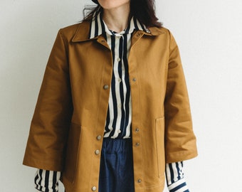 Oil-colored cotton twill shirt jacket with collar, patch pockets with highlighted stitching and asymmetric front buttoning