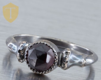 10K White Gold Garnet Solitaire Vintage Childs Ring - Size 0.5