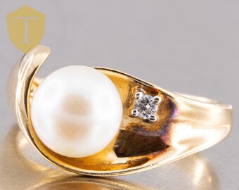 1980's Vintage Retro 14K Yellow Gold Ladies Pearl Ring With Accent Diamond- US 6