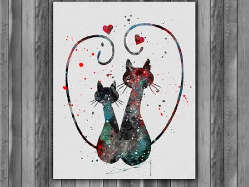 Pu&ograve; includere: Dipinto ad acquerello di due gatti neri con le code intrecciate per formare una forma di cuore. I gatti sono circondati da schizzi di acquerello rosso e blu.