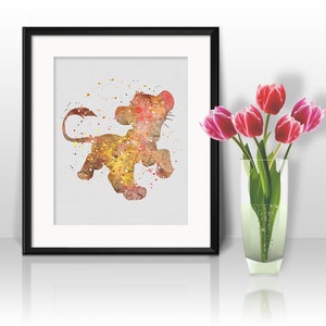 Op de afbeelding: Een aquarel schilderij van een leeuwenwelp in tinten geel, oranje en rood. De welp is afgebeeld in een speelse pose met zijn staart opgerold. De achtergrond is lichtgrijs met subtiele aquarel spatten.