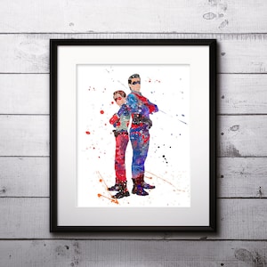 Può includere: Un dipinto ad acquerello di due supereroi in piedi schiena contro schiena. Il supereroe a sinistra indossa un costume rosso e blu, mentre il supereroe a destra indossa un costume blu e bianco. Il dipinto è su uno sfondo bianco con schizzi di colore.