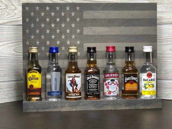 Exhibición de mini botellas de licor de la bandera estadounidense -   México