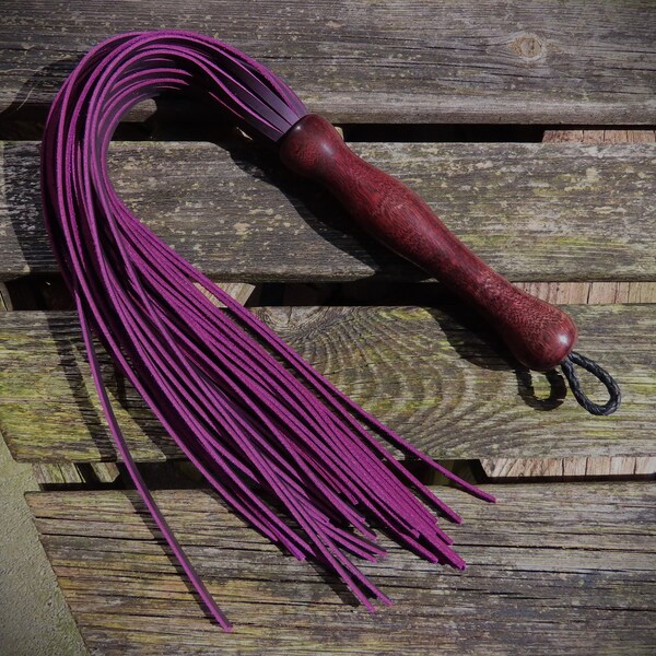 Flogger de cuero morado
