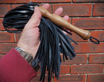 Látigo de cuero negro suave