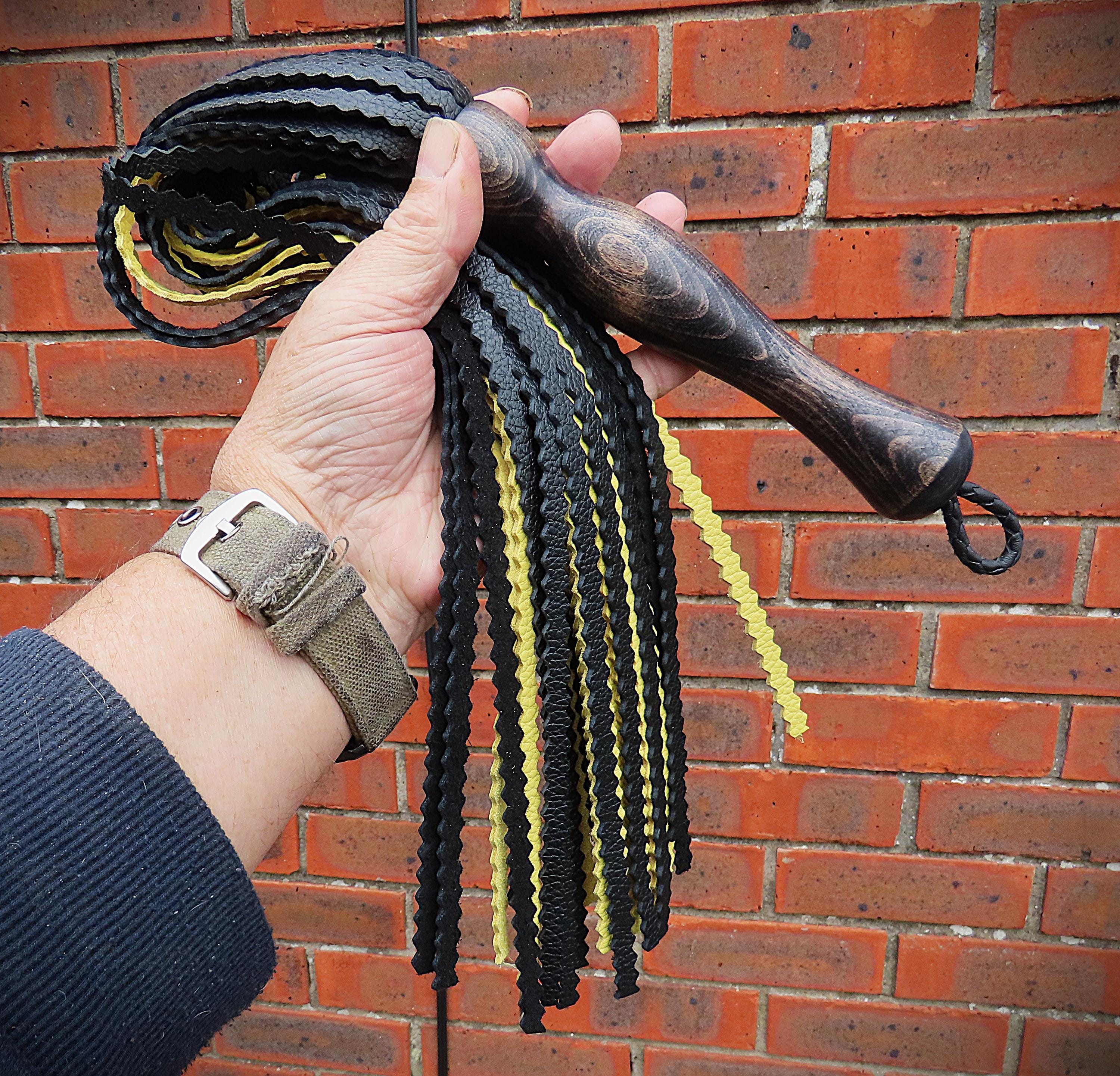 Black/yellow Serrated leather flogger