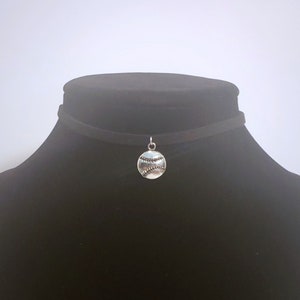 Nike Swoosh Coin Necklace - Silver - TMC Vintage - Vintage Clothing