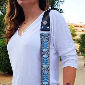 Correa mixta de piel y tejido jacquard, complemento cómodo y original para llevar en tu bolso favorito. Monedero NON inclus