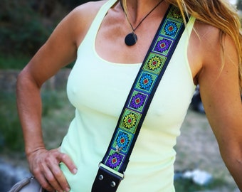 Change the look of your bag and give it a new life with this beautiful guitar strap model. Purse NOT included