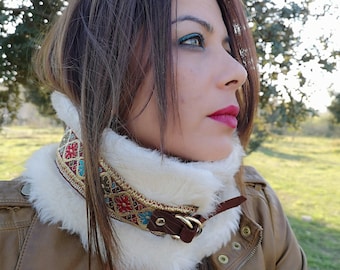 Luxury  faux fur collar. Faux fur scarf in off white with ribbon. Winter fur scarf. Faux Fur neck warmer. Leather strap closure