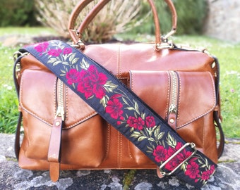 Correa de bolso tipo guitarra con estampado floral, ajustable para llevar cruzada, hecha a mano en España.