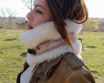 Original  faux fur collar. Faux fur scarf in off white with ribbon. Winter fur scarf. Faux Fur neck warmer. Leather strap closure