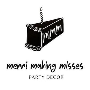 Puede incluir: Gr&aacute;fico en blanco y negro de una porci&oacute;n de pastel con una vela. El pastel est&aacute; decorado con un patr&oacute;n repetitivo y la palabra "mmm" est&aacute; escrita en el lateral. Debajo del pastel, el texto dice "merri making misses PARTY DECOR".