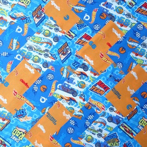 Confezione di ciondoli Hot Wheels da 30 pezzi quadrati da 5 pollici. Tessuto patchwork in cotone 100%.