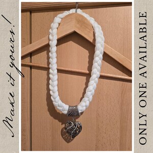 Collana con sciarpa bianco sporco, sciarpa infinita, collana tribale boho hippie intrecciata, gioielli con sciarpa in tessuto, ciondolo a forma di cuore in acciaio inossidabile
