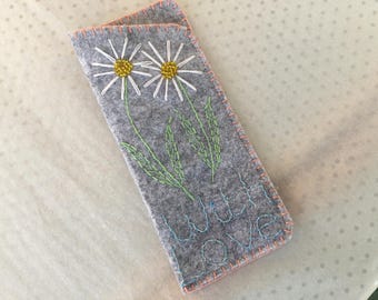 Handgeborduurde vilten brillenkoker.