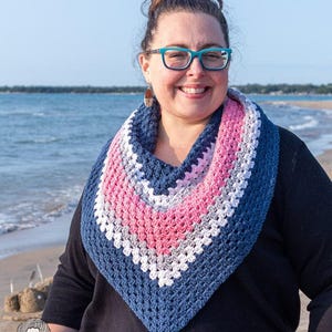 Patrón fácil para tejer un chal triangular a crochet: Patrón de crochet en PDF para descarga instantánea - Chal South Hampton, Chal fácil a crochet, Patrón de chal a crochet