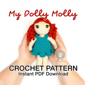 Könnte beinhalten: Häkelanleitung für eine Puppe namens "My Dolly Molly". Die Puppe hat rote Haare, ein türkisfarbenes Kleid und grüne Augen. Die Anleitung ist als sofortiger PDF-Download verfügbar.