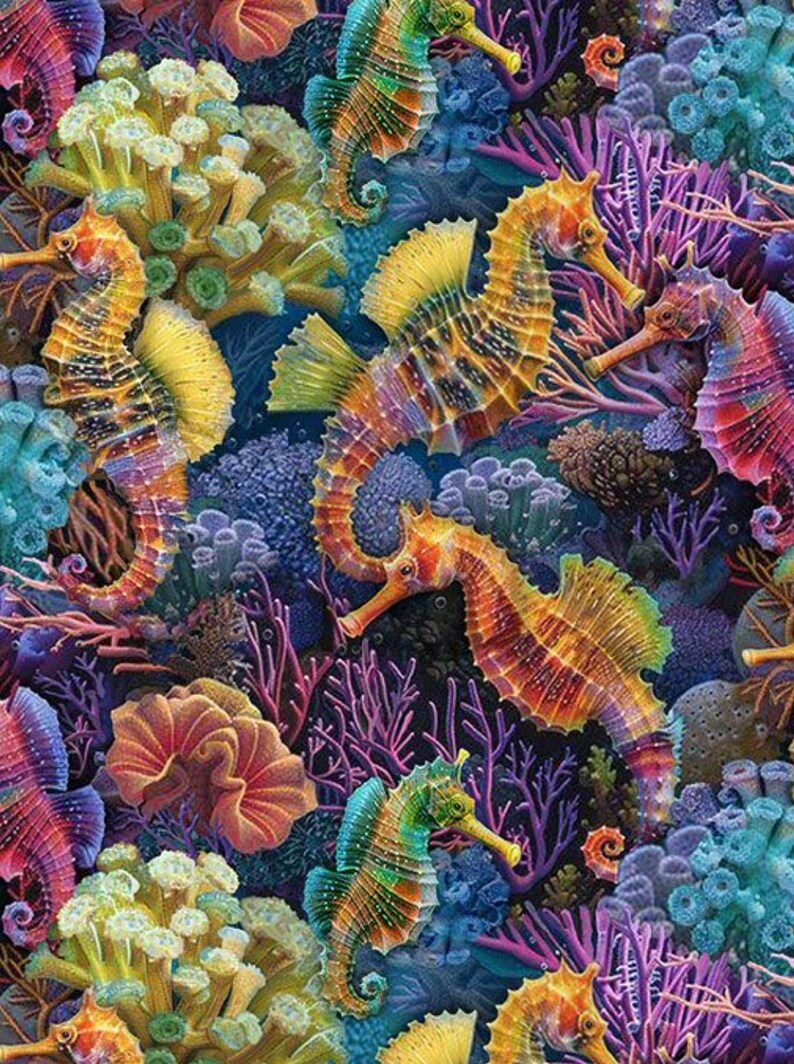 Puede incluir: Ilustraci&oacute;n vibrante de caballitos de mar y corales. Los caballitos de mar son de color naranja, amarillo, verde y morado, con detalles intrincados. El coral es rojo, morado, azul y amarillo, creando una rica escena submarina.