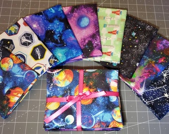 ¡Nuevas impresiones! ¡Espacio exterior, planeta, galaxia, brillan en la oscuridad! Paquete de tela Fat Quarter de 8 piezas. ¡Impresiones increíbles! ¡18" x 22"! ¡Envío súper rápido!