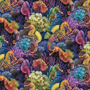 Puede incluir: Un patr&oacute;n vibrante y colorido con caballitos de mar y coral. Los caballitos de mar est&aacute;n representados en tonos naranja, amarillo, rojo y morado, mientras que el coral est&aacute; en tonos azul, verde y rosa. El fondo es azul oscuro.