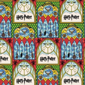 Pode incluir: Um padrão repetido com painéis em estilo vitral. Cada painel apresenta as palavras "Harry Potter" e "Quidditch", juntamente com imagens de vassouras e snitches dourados, sobre um fundo vermelho, azul e amarelo.