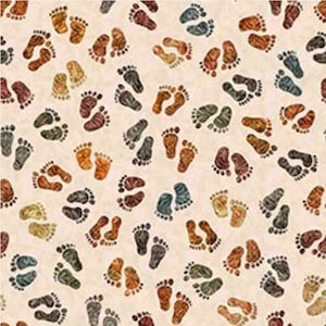 Novidade! Tecido com estampa de pegadas do Pé Grande! 100% algodão • 1/4, 1/2 e 1 jarda x 112 cm! Bege/Multicolorido • QT Fabrics Dan Morris • Favorito dos clientes! Envio rápido!