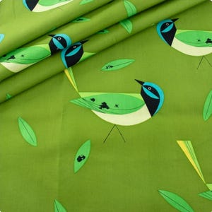 Puede incluir: Tela verde con un patrón repetido de pájaros y hojas estilizados. Los pájaros tienen detalles en negro, azul y verde. Las hojas son verdes. El fondo es de color verde claro liso. La tela es probablemente de algodón o un material similar.
