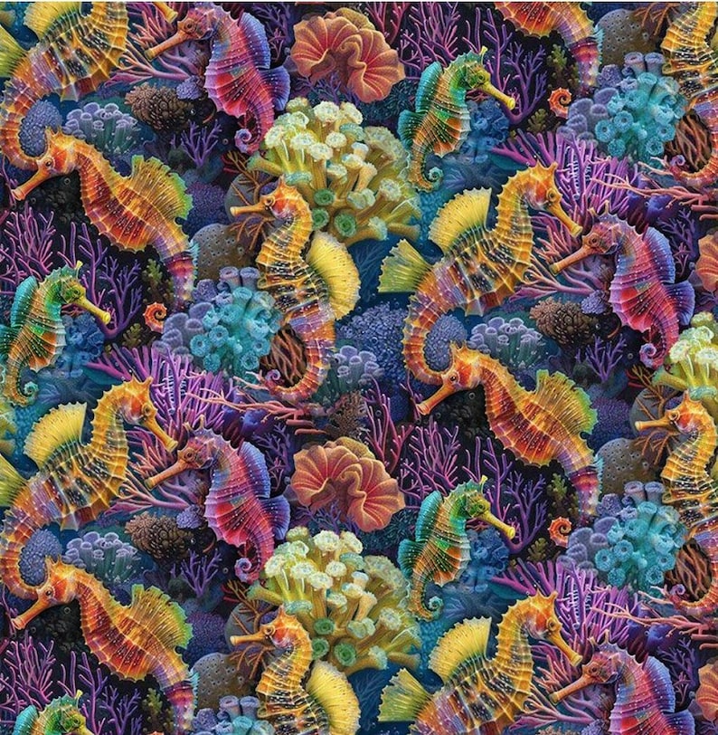 Puede incluir: Un patr&oacute;n vibrante y colorido con caballitos de mar y coral. Los caballitos de mar est&aacute;n representados en tonos naranja, amarillo y rojo, mientras que el coral es en tonos morados, azules y verdes. El dise&ntilde;o crea una escena submarina animada.