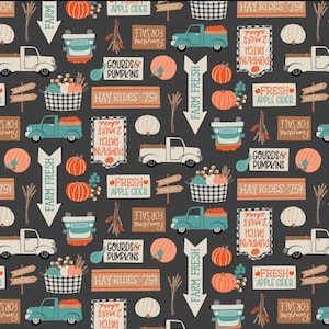 Könnte beinhalten: Ein sich wiederholendes Muster mit herbstlichen Illustrationen auf dunklem Grau. Das Design umfasst weiße und türkisfarbene Pick-up-Trucks, Kürbisse, Kürbisse, Schilder und die Texte „Farm Fresh“ und „Hay Rides 75¢“.