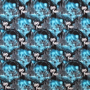 Pode incluir: Um padrão repetitivo com o texto "Harry Potter" em branco, juntamente com ilustrações de um castelo e uma lua cheia. O design é definido contra um fundo preto com detalhes em azul, criando um tema mágico.