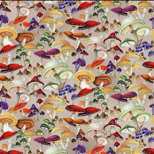 Pode incluir: Um padr&atilde;o repetitivo de cogumelos coloridos em v&aacute;rios tamanhos e formas. Os cogumelos apresentam uma variedade de cores, incluindo vermelho, amarelo, verde, roxo e marrom, com chap&eacute;us e caules detalhados. O fundo &eacute; bege neutro.