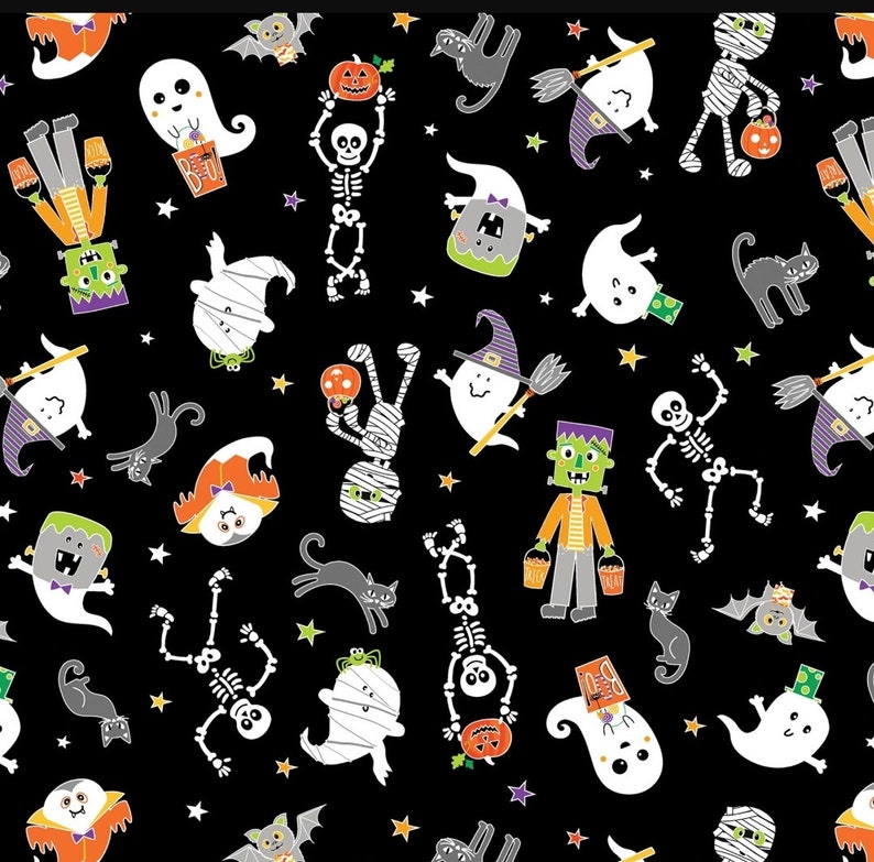 K&ouml;nnte beinhalten: Ein schwarzer Hintergrund mit einem sich wiederholenden Muster aus Halloween-Charakteren. Die Charaktere umfassen Geister, Skelette, Mumien, Hexen, Katzen, Flederm&auml;use und ein Frankenstein-Monster. Die Charaktere sind alle in Schwarz, Wei&szlig;, Gr&uuml;n, Orange und Lila.