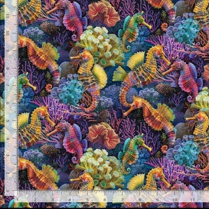 Puede incluir: Un vibrante dise&ntilde;o de tela con coloridos caballitos de mar entre arrecifes de coral. Los caballitos de mar muestran tonos de naranja, amarillo y morado, mientras que el coral es en tonos de rojo, azul y verde. El dise&ntilde;o es detallado y crea una animada escena submarina.