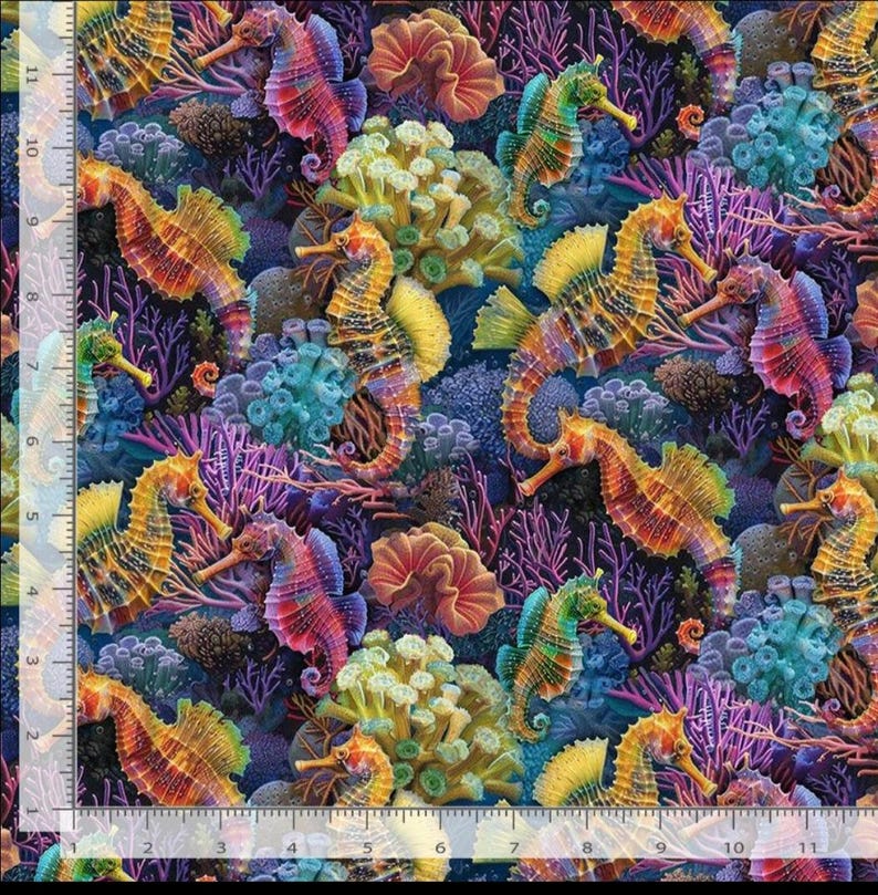 Puede incluir: Un vibrante dise&ntilde;o de tela con coloridos caballitos de mar entre arrecifes de coral. Los caballitos de mar muestran tonos de naranja, amarillo y morado, mientras que el coral es en tonos de rojo, azul y verde. El dise&ntilde;o es detallado y crea una animada escena submarina.
