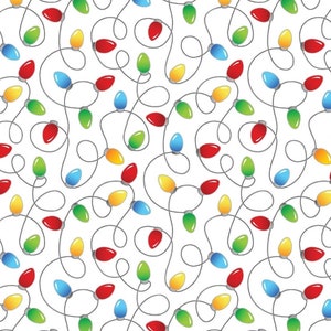 ¡Nueva! Tela Holly Jolly Lights &quot;Country Christmas&quot;! 100 % algodón • 1/4, 1/2 o 1 yarda x 44&quot; • Kanvas Studio Blanco/Multicolor • ¡Favorito de los clientes! ¡Próximamente!