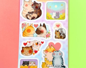 以下が含まれることがあります： 様々な愛情表現の猫のイラストが描かれたステッカーシート。抱き合ったり、キスをしたり、寄り添ったりする猫のデザインで、ハートや花のアクセントが施されています。シートは、星柄の薄い青色の背景に「CARDINAL CUSACK @cardinalcrowns」の文字が書かれています。
