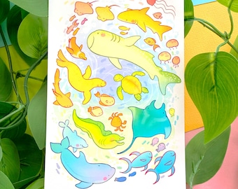 以下が含まれることがあります： 様々な海の生き物を描いたカラフルなイラスト。黄色いサメ、エイ、魚、青いイルカ、緑色のウツボなどが描かれています。この画像は、白い背景に、気まぐれで漫画のようなスタイルです。