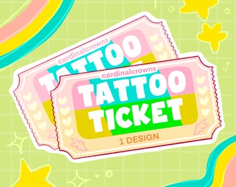 以下が含まれることがあります： ピンクと白のタトゥーチケット2枚。大きなカラフルな文字で「TATTOO TICKET」と書かれています。チケットにはハートと翼のデザインがあり、上部には「cardinalcrowns」の文字があります。背景は、星と虹のある薄い緑色です。