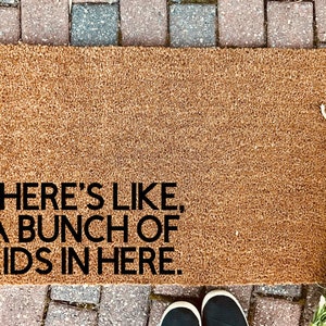 A bunch of kids in here doormat / Funny Doormat / Front Porch Decor / Spring Doormat / Baby Shower Gift / Mothers Day Gift / Farmhouse