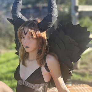 Alas de ángel negras para cosplay de Halloween y sesiones fotográficas: alas de disfraz oscuras y dramáticas