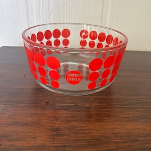 Bol Pyrex vintage de 1 cuarto de galón, 100.º aniversario, con diseño de lunares rojos.