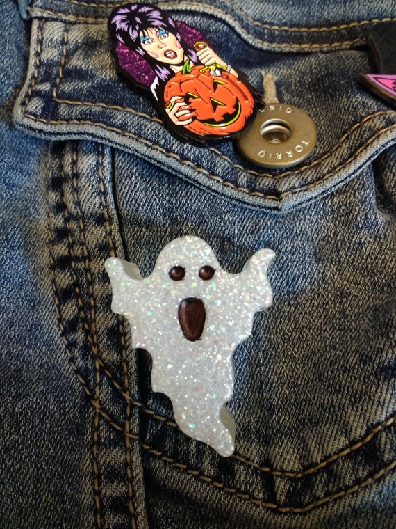 White Glitter Resin Ghost Pin | Etsy Pin en CLOTHES WANTS