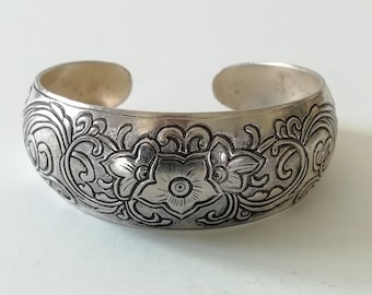 Adjustable ethnic bracelet