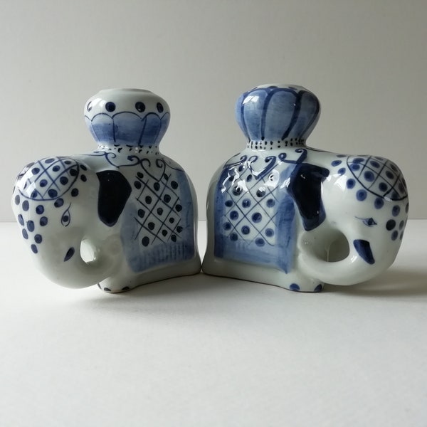 Lot de deux bougeoirs éléphants en porcelaine