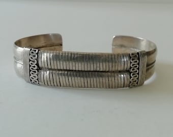 Adjustable ethnic bracelet